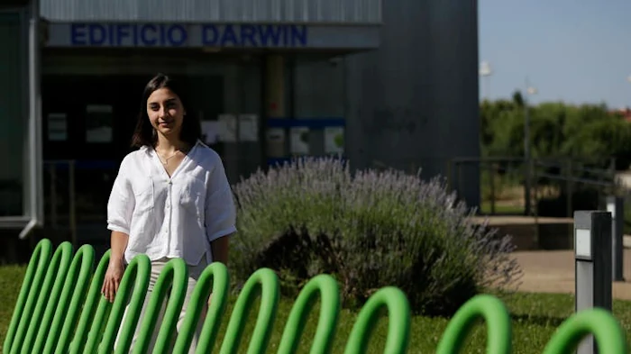 Una Alumna De La Universidad De León Inventa La Pulsera Que Sustituirá Al Bastón De Los Discapacitados Visuales